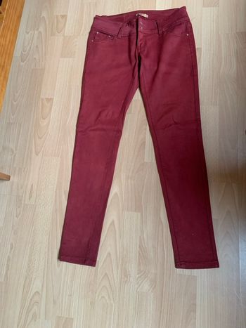 Pantalon bordeaux, taille 40 plutôt Skinny, jambes serrées