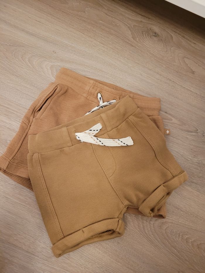 2 short beige feetje