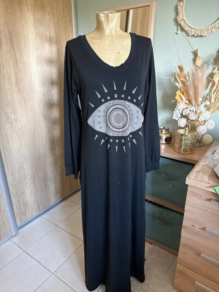 Jolie robe tee shirt manches longues avec œil devant femme