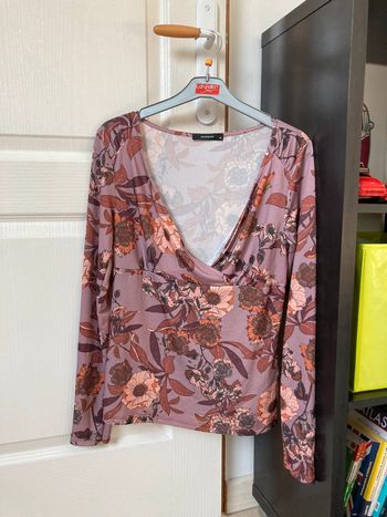 Blouse croisée à manches longues violet à motifs fleurs corails