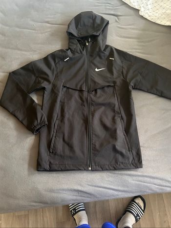 Une  Veste Nike Running porter une seule fois. Bon état.