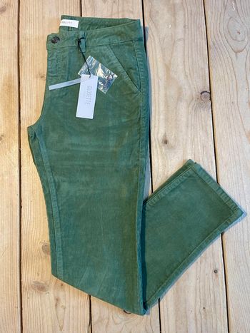 Pantalon en velours côtelé taille 36 Neuf.