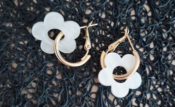 Boucles d'oreilles créoles fleur blanche élégantes
