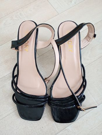 Sandale a talon noires vernies