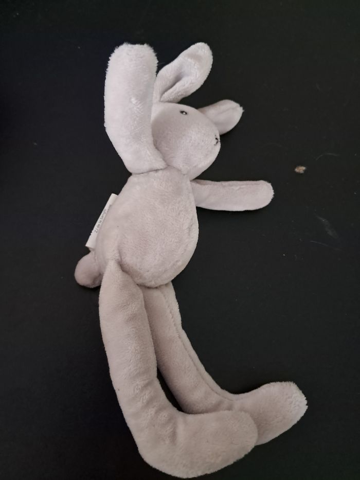 Une petite peluche lapin gris