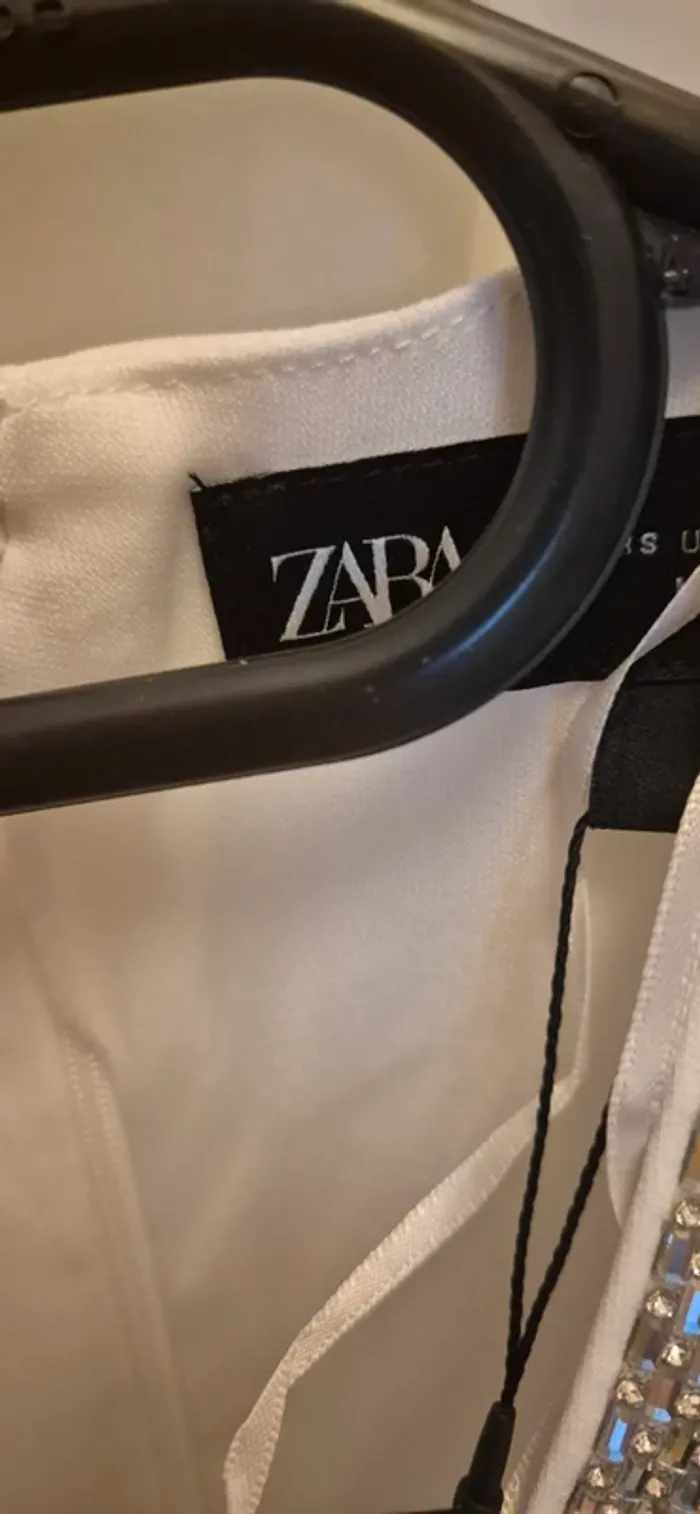 Body blanc decolleté profond bijoux Zara T S neuf - photo numéro 4