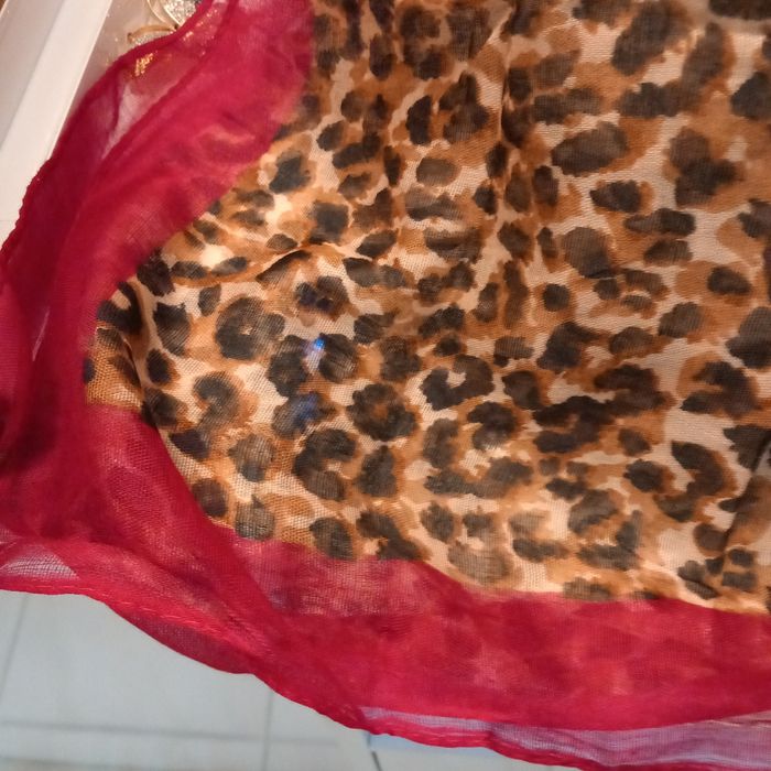 Grande echarpe  impression leopard bordure  rouge - photo numéro 9