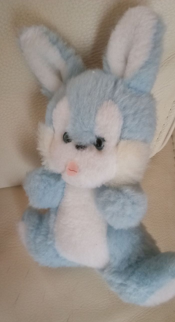 Peluche lapin bleu clair blanc assis Nounours  bicolore yeux durs plastique  nez noir bouche tissu rose clair style feutrine  ventre  blanc  vintage ancien  joli d'occasion - photo numéro 7