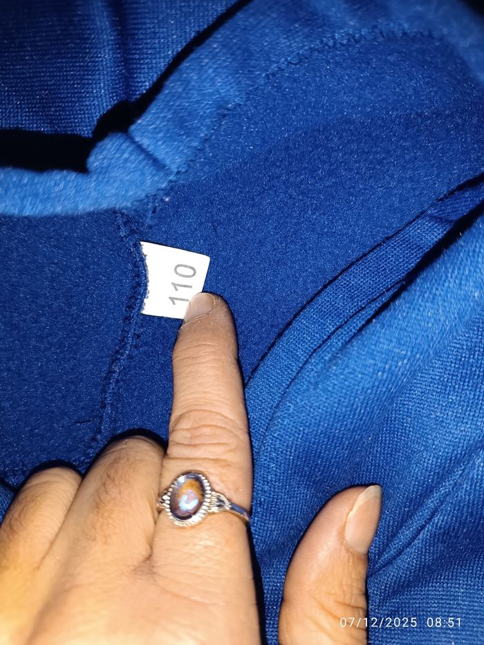 Pull dessin animé RED - photo numéro 3