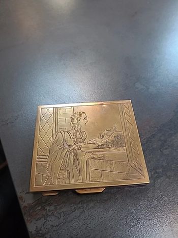 Ancien Poudrier en métal doré