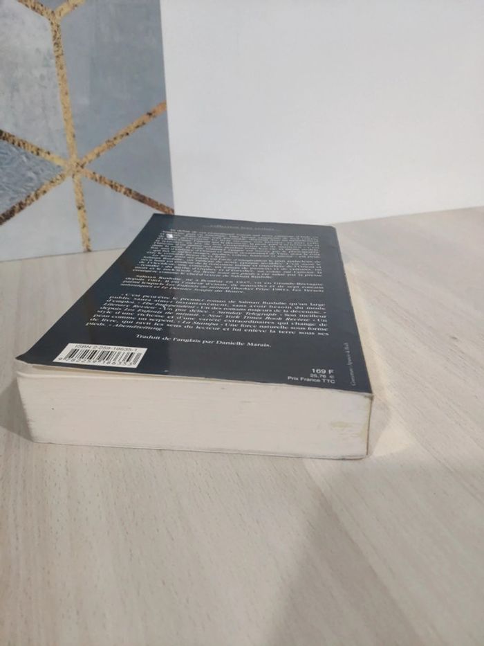 Livre grand format La terre sous ses pieds Salman Rushdie - photo numéro 4