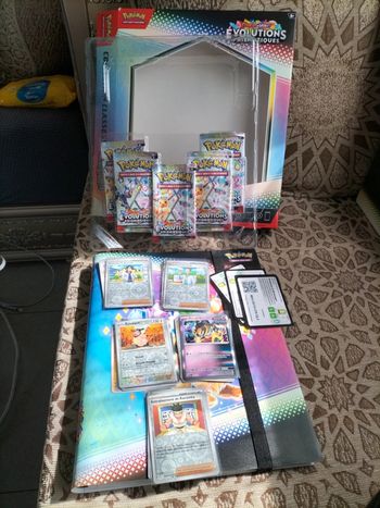 Coffret pokémon 2025 avec sleeves et top loaders.