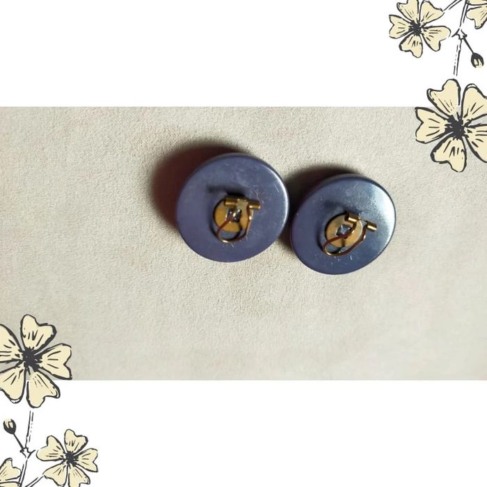 Boucles d’oreilles clip vintage violettes – Look rétro intemporel - photo numéro 4