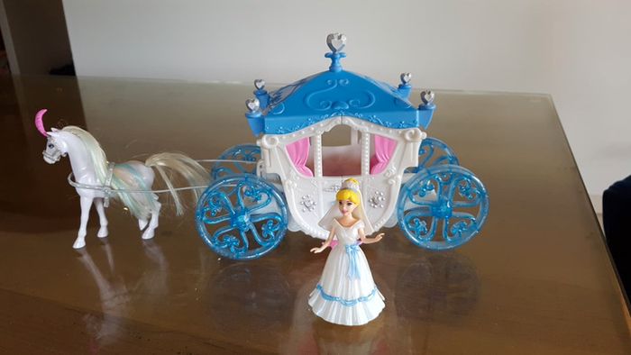 Carrosse et figurine princesse Disney