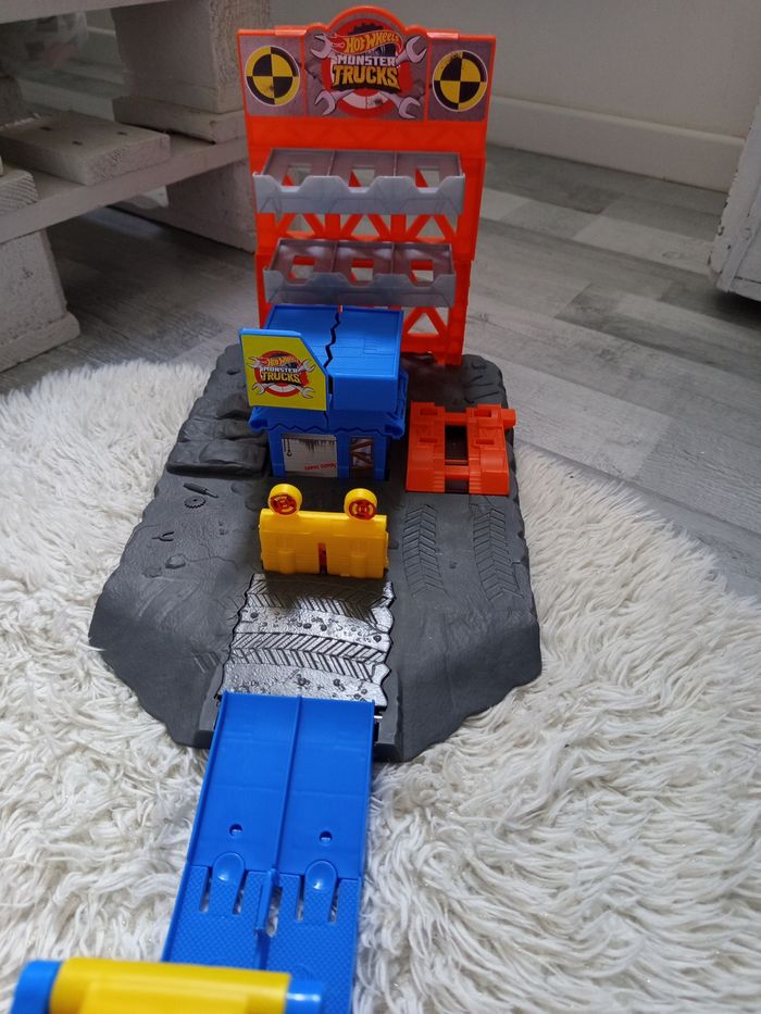 Monster trucks hotwheels