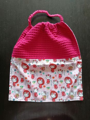 Bavoir motif Hello Kitty  avec élastique idéal cantine école maternelle