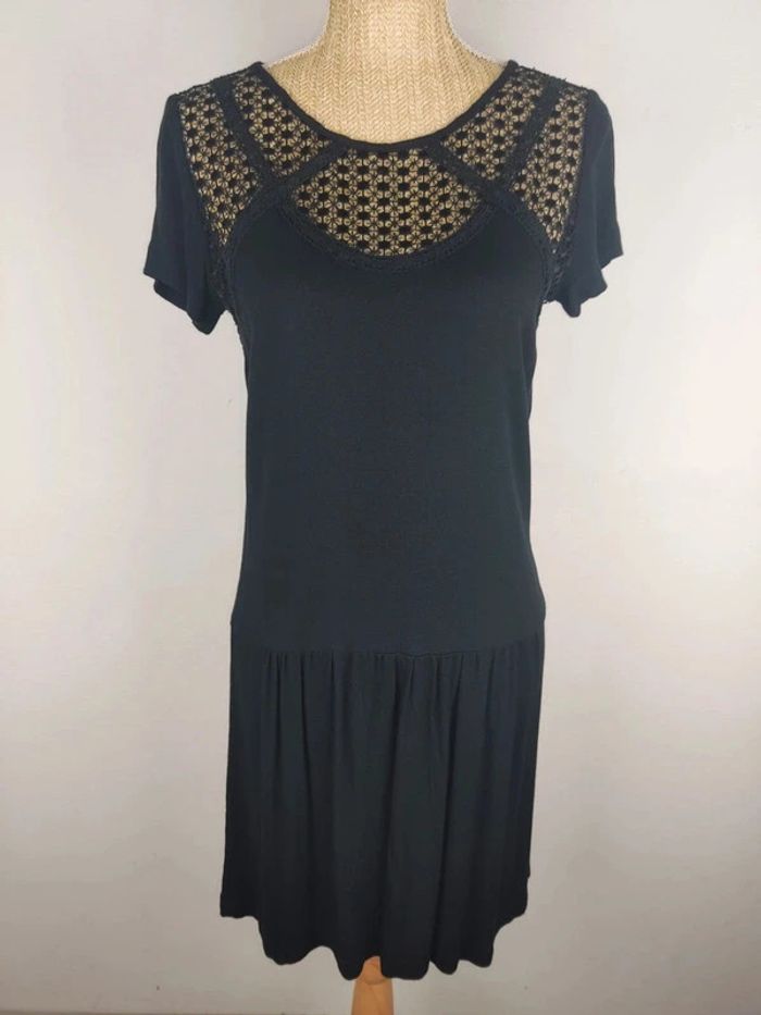 Robe mi-longue manches courtes noire broderie taille 38 Miss Captain