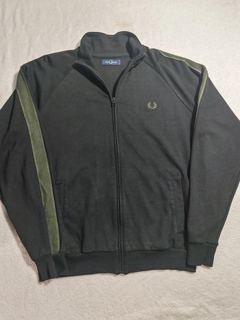 Superbe veste de survêtement Fred Perry, taille L, couleur noire.