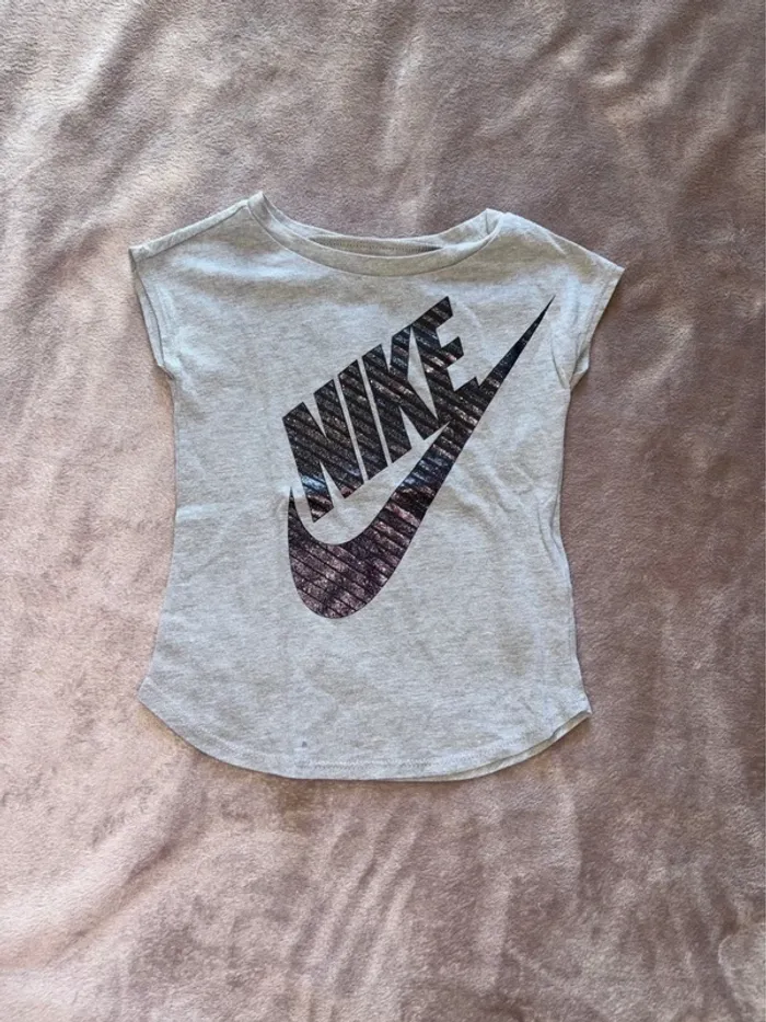T-shirt Nike fille taille 24 mois gris en très bon état. - photo numéro 2