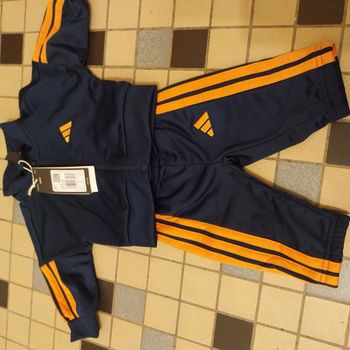 Survêtement 0/3 mois jamais porté acheter 41 euros