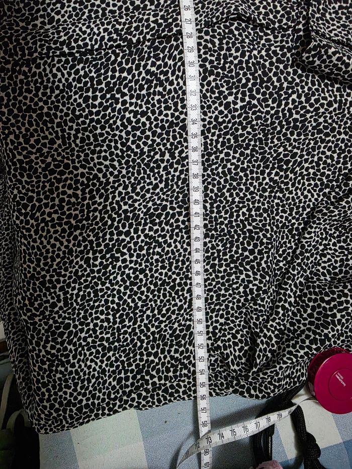 Chemisier long, noir&blanc façon léopard, neuf , en polyester, largeur d'épaule 45cm, largeur sous bras 56cm, longueur 79cm, marque H&M = 10€ - photo numéro 5
