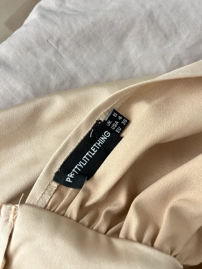 robe courte satinée champagne pretty little thing manches longues décolleté plongeant taille 36 - photo numéro 5