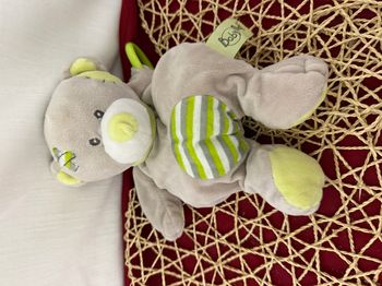 Doudou ours semi plat BABY NAT' gris vert rayé grelot pouet