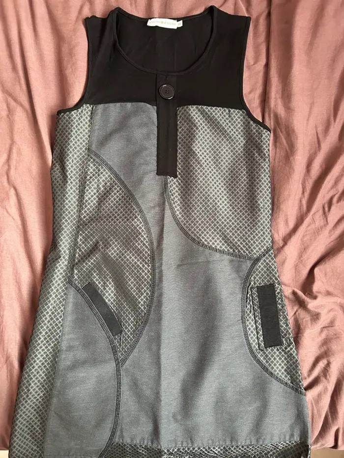 Robe noir à motif gris