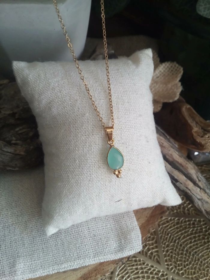 Collier pendentif en pierre naturelle d'Aqua calcedoine