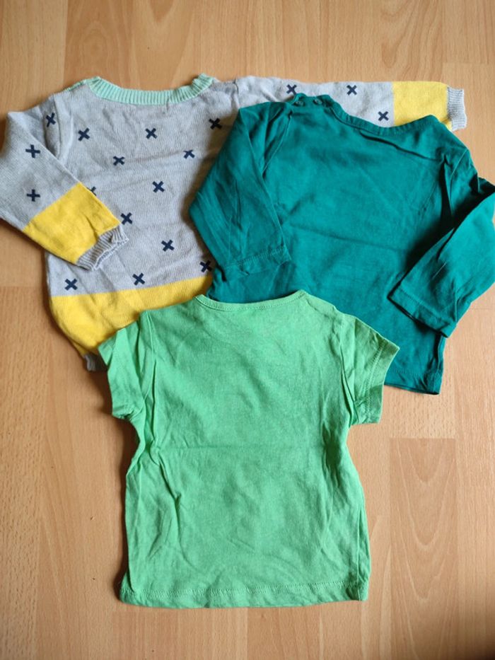 Lot neuf pull gris Vertbaudet + t-shirts manches courtes et longues verts Kiabi en 6M - photo numéro 2