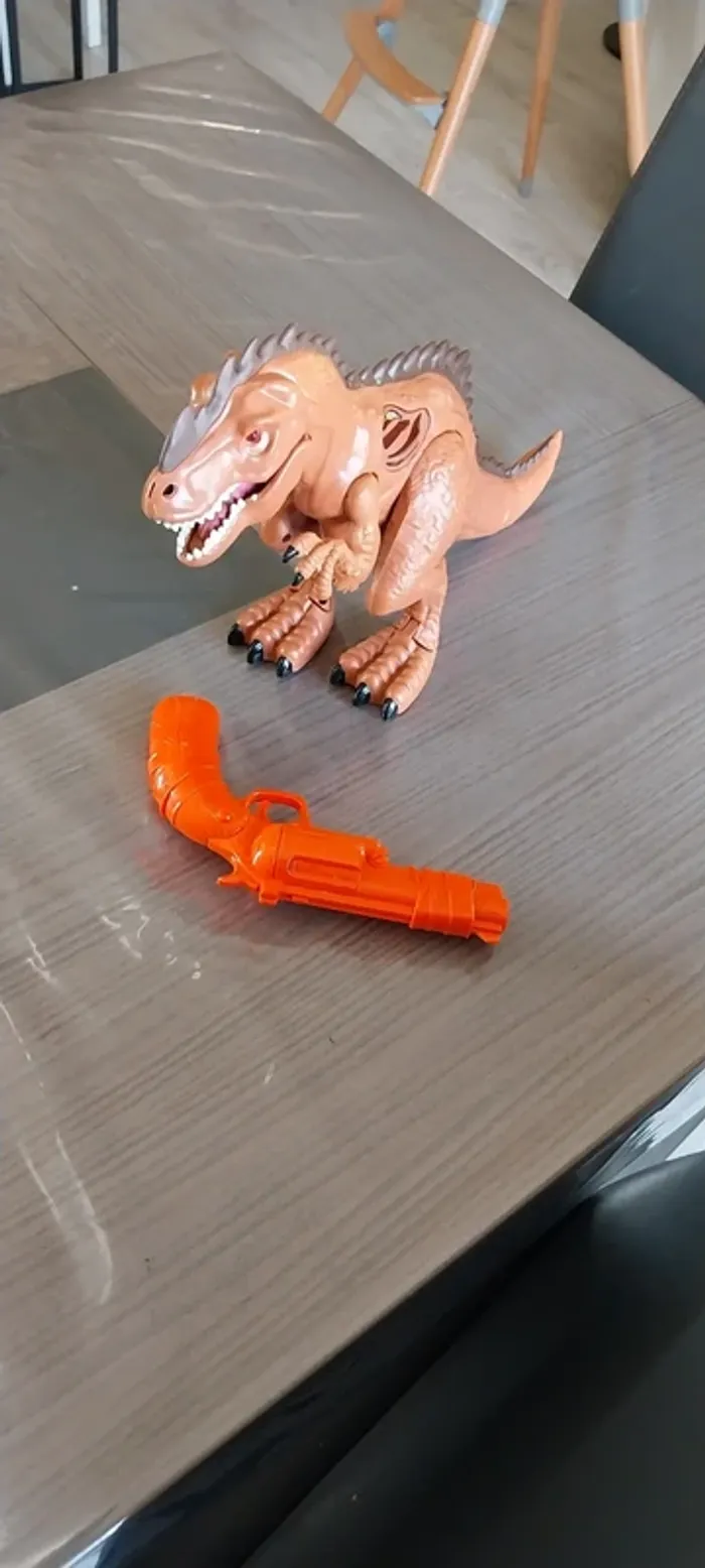 Jeu dinosaure avec pistolet. Fonctionne à piles. Très bon état - photo numéro 2