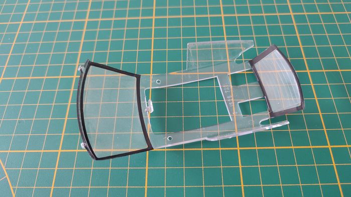 Pare-brise vitre pièce détachée miniature Bburago Burago Ford focus 1/24 1/24e 1/24ème #D40 - photo numéro 2