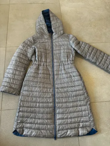 Longue doudoune réversible Intrend, taille 38, il y a une trace vers le bas d'un coté (voir photo)