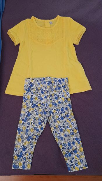 Ensemble 2 pièces T-shirt manches courtes et legging. Taille 12 mois.