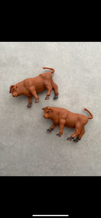 Lot de 2 figurines bœufs