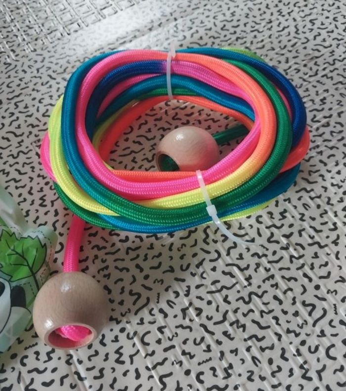 Corde à sauter longue multicolore – poignée bois - photo numéro 1