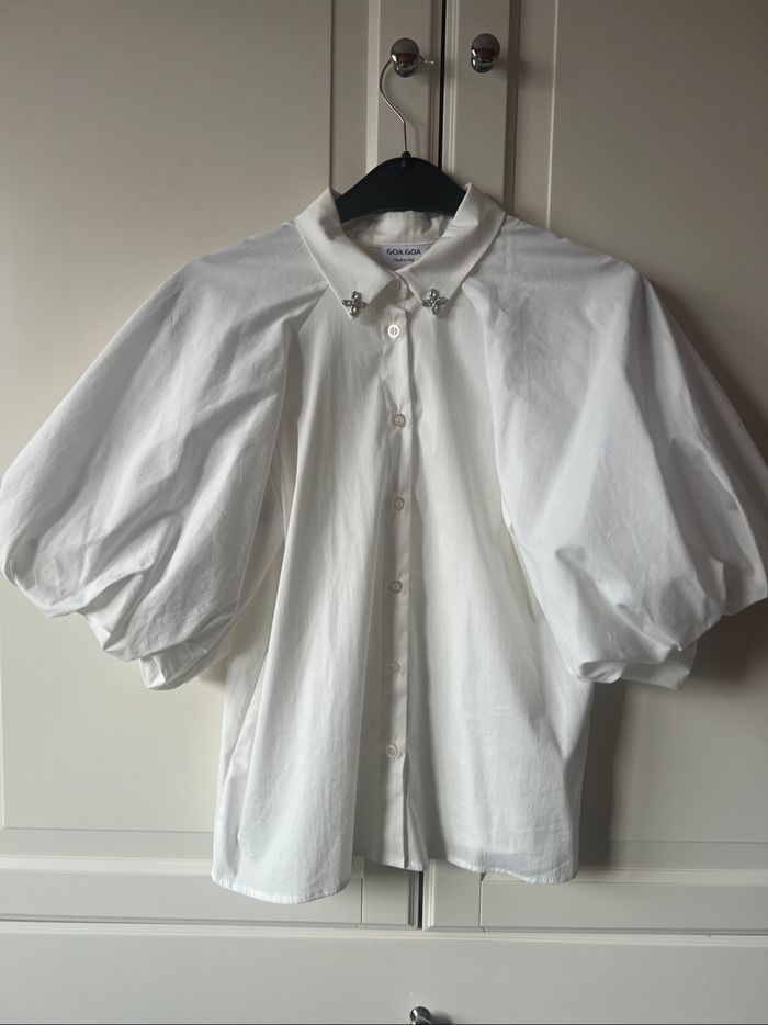 Chemise blanche avec jolis strass sur le col