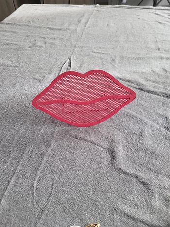Porte bijoux bouche rose metal