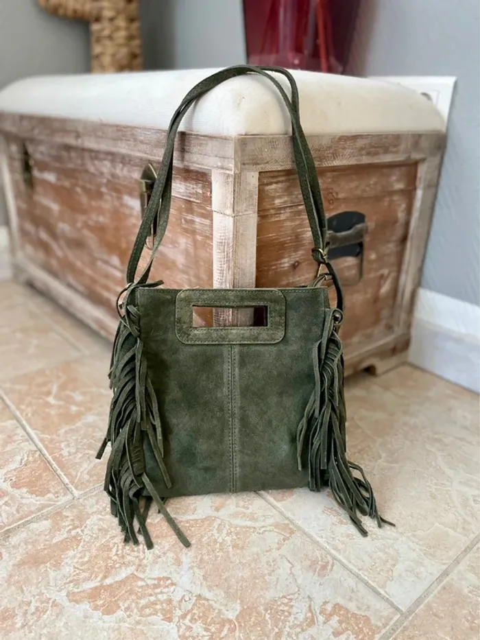 Sac bohème cuir vert avec franges et bandoulière