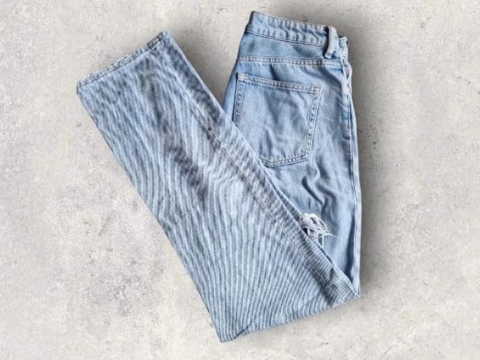 Jean droit 90's H&M genou troué bleu clair à boutonnière taille 38