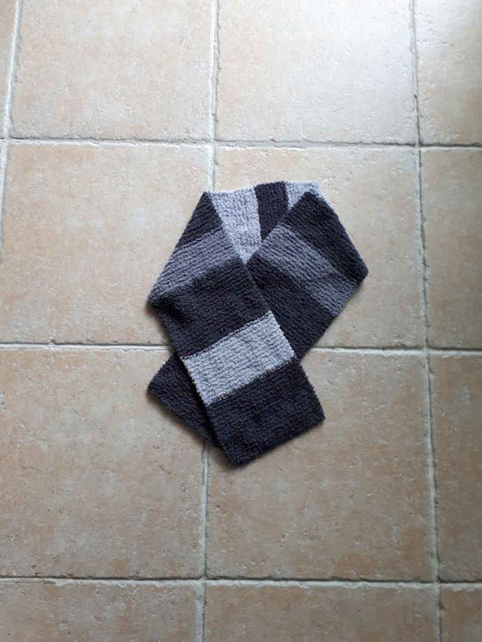 écharpe tricotée main grise