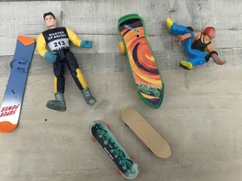 Lot figurines skate et surf
