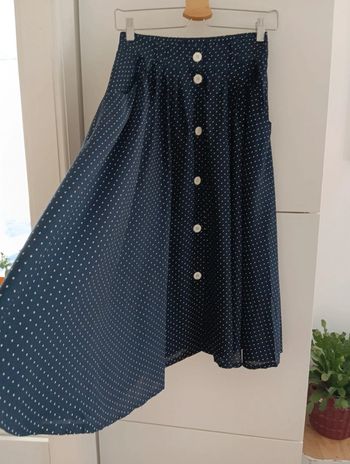 Jupe vintage boutonnée mi longue marine à pois blancs