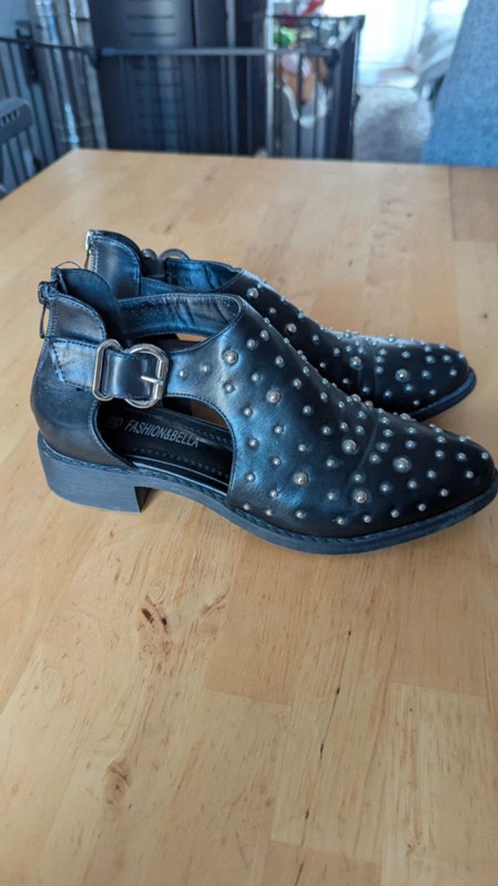 Boots mocassins ouverts cloutés noir