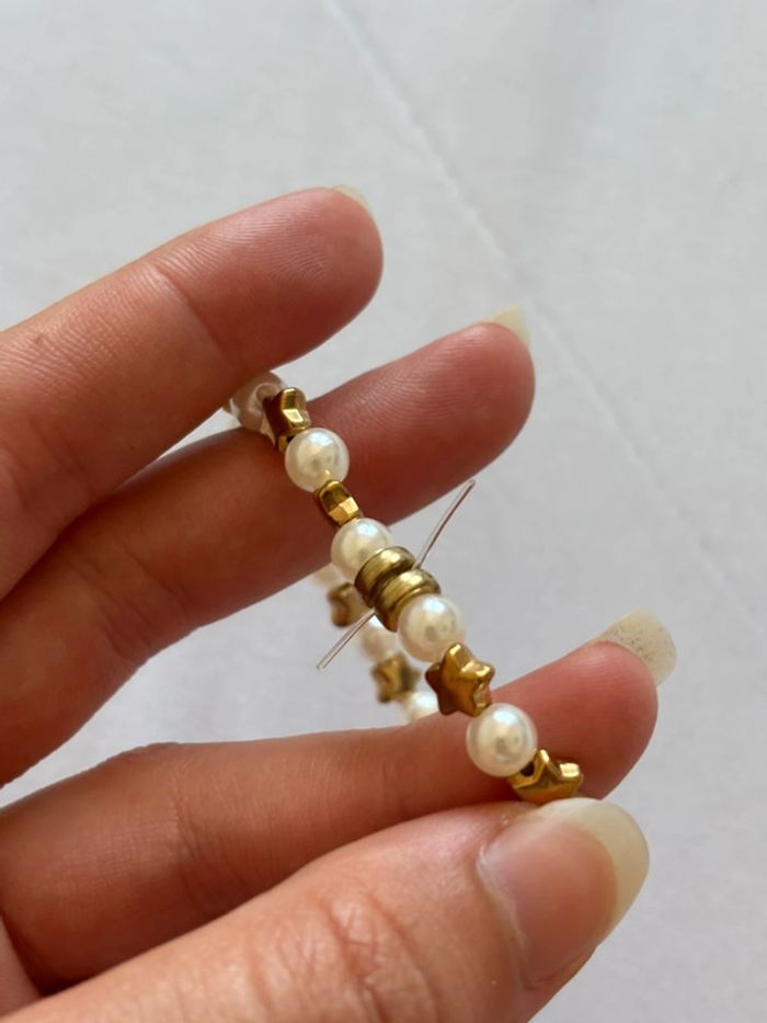Bracelet élastique perles blanche et doré boule étoile fait main extensible - photo numéro 3