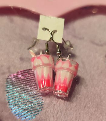 Milkshake lait fraise en résine en boucles d'oreilles