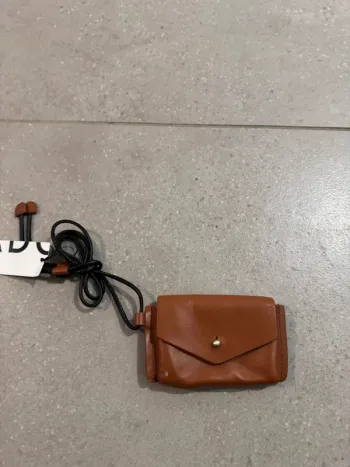 Petit porte monnaie Adolfo Dominguez, neuf avec défaut à l'avant, 11*7cm