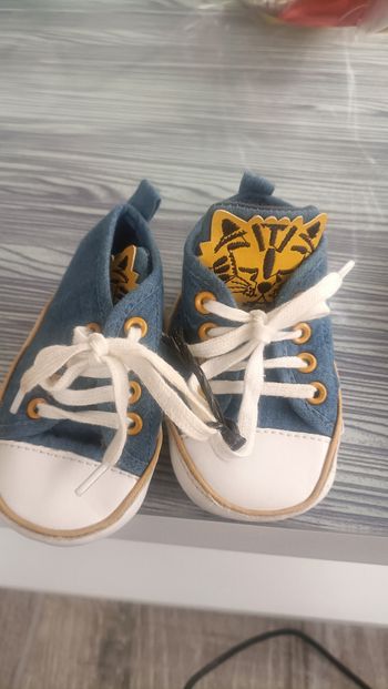 Chaussures souples bébé garçon en jean en bonne état.