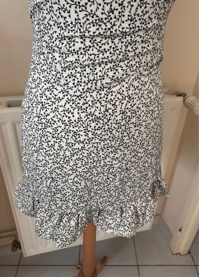 Robe d’été fleurie, noire et blanche, NA-KD - photo numéro 4