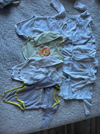 Lot bodies et pyjamas 3 mois